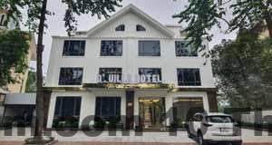 Phòng ngủ tại Khách Sạn Hà An với thiết kế đơn giản, tạo cảm giác thoải mái và ấm cúng.