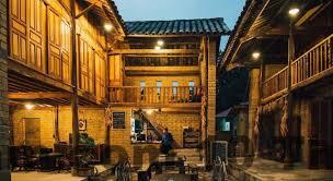 Nhân viên thân thiện luôn sẵn sàng hỗ trợ du khách với nụ cười tươi.