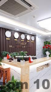 Nhân viên khách sạn thân thiện, sẵn sàng hỗ trợ khách hàng trong suốt kỳ nghỉ.