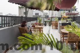 Nhân viên khách sạn luôn sẵn sàng hỗ trợ khách hàng, tuy nhiên, có thể cần cải thiện về thời gian phục vụ.