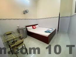 Nhân viên lễ tân tại Mỹ Linh Hotel luôn sẵn sàng phục vụ.