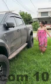 Phòng nghỉ tại Pine Hill Villas & Camping 1 với nội thất gỗ và cửa sổ nhìn ra rừng