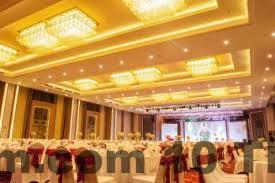 Khu vực lễ tân khách sạn Mường Thanh Grand Tuyên Quang với nhân viên mặc đồng phục