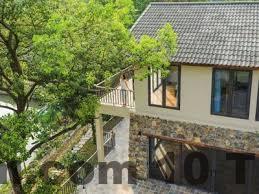 Phòng ngủ tại Sausau Garden sử dụng nội thất gỗ, ánh sáng vàng, phong cách mộc và tối giản