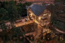 Bữa sáng đơn giản tại Sausau Garden gồm bánh mì, trứng, trà hoặc cà phê theo phong cách homestay