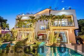 Lối vào Thanh Bình Villa Sóc Sơn với không gian yên tĩnh và nhiều cây xanh