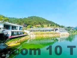 Khu vực BBQ ngoài trời bên hồ tại Cosy House