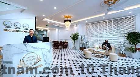 Phòng ngủ tại Success Airport Hotel với nội thất cơ bản và giường lớn