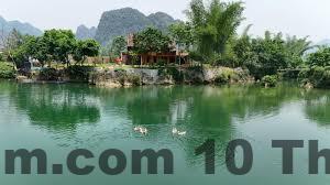 Đường làng dẫn vào Lan’s Homestay Trùng Khánh Cao Bằng