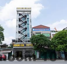 Khu vực lễ tân khách sạn nhỏ gọn, nhân viên trực hỗ trợ khách