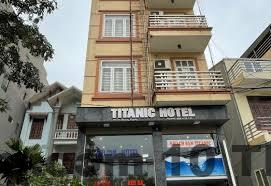 Đường vào Khách Sạn Titanic 3, ngõ nhỏ nhưng ô tô vẫn có thể di chuyển thuận tiện