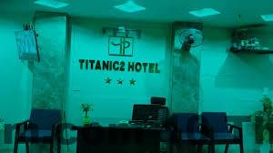 Quầy lễ tân Khách Sạn Titanic 3 với nhân viên trực 24/7, hỗ trợ khách linh hoạt