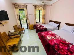 Nhân viên tại Nhà Nghỉ Hoa Sim được đánh giá cao về sự nhiệt tình và thân thiện, nhưng đôi khi thiếu tính chuyên nghiệp trong công việc.