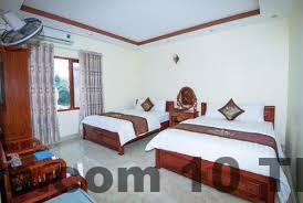 Nhân viên thân thiện đang hỗ trợ khách tại lễ tân