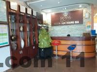 Nhân viên khách sạn Hoàng Gia luôn thân thiện, sẵn sàng phục vụ nhu cầu của du khách.