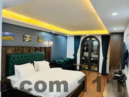 Hồ bơi ngoài trời, không gian thoáng mát cho khách thư giãn.