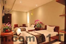 Nhân viên khách sạn với thái độ phục vụ chuyên nghiệp và thân thiện.