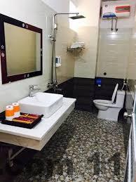 Nhân viên Ruby Hotel - Đội ngũ nhân viên nhiệt tình và thân thiện nhưng đôi khi có sự chậm trễ trong việc phục vụ.