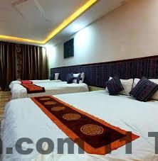 Nhân viên lễ tân khách sạn thân thiện và nhiệt tình với khách hàng.