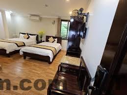 Khung cảnh xung quanh Khách Sạn Thụy Điển, nhìn ra núi và không gian xanh mát.