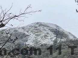 Nhân viên tại Sapa Hidden Gem Hotel & Spa – luôn sẵn sàng hỗ trợ khách hàng với nụ cười thân thiện.