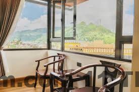 Cảnh quan từ trên cao nhìn xuống khu vực xung quanh khách sạn Anh Tú, nhìn rõ đường vào và khu vực du lịch xung quanh.