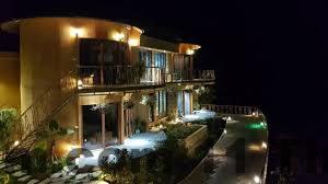 Bữa sáng phong phú với các món ăn từ bánh mì, trái cây đến các món ăn truyền thống Việt Nam như phở và xôi.