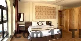 Phòng khách sạn rộng rãi, nội thất hiện đại và sang trọng