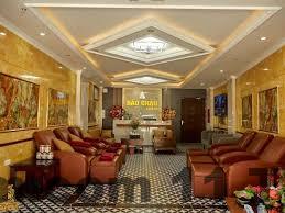 Phòng khách sạn rộng rãi và hiện đại, tuy nhiên, một số khách hàng mong muốn có giường ngủ thoải mái hơn.