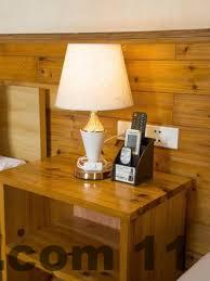 Phòng khách sạn nhìn ra không gian thoáng đãng với góc nhìn hướng về trung tâm Sa Pa.