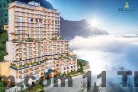 Khung cảnh xung quanh khách sạn mang lại sự thư giãn tuyệt vời, đặc biệt vào sáng sớm, khi mây và sương mù tạo nên một bức tranh thiên nhiên kỳ vĩ.