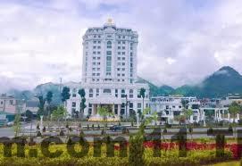 Khu vực đỗ xe trước Khách Sạn Hoàng Lâm Mường Tè