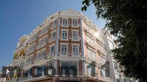 Khu vực xung quanh PARIS HOTEL BẮC YÊN với đường phố thị trấn yên bình, dễ di chuyển