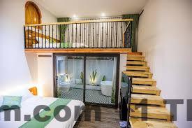 Nhân viên lễ tân Happy House Mộc Châu Hotel hỗ trợ khách