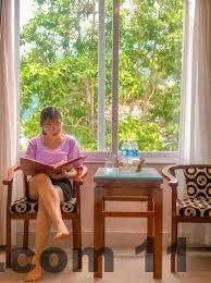 Nhân viên lễ tân khách sạn Mai Châu phục vụ khách du lịch