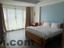 Khu vực ăn uống đơn giản tại khách sạn Phương Thúy Yên Bái, phục vụ cơ bản hoặc gợi ý ăn ngoài