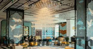 Nhân viên khách sạn nội địa phục vụ lễ tân 24h, hỗ trợ khách nhiệt tình