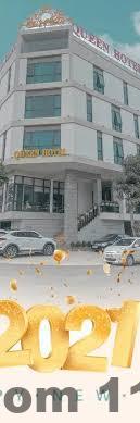 Khu vực lễ tân Queen Hotel Hoàng Gia với nhân viên phục vụ thân thiện