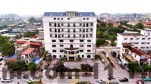 Khu vực ăn sáng đơn giản tại Queen Hotel Hoàng Gia