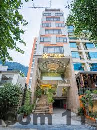 Phòng khách sạn Tam Đảo thiết kế đơn giản với giường đôi và cửa sổ