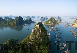 Khu vực Hùng Thắng Hạ Long với nhiều quán ăn, cafe và cửa hàng tiện lợi