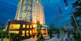 Nhân viên lễ tân khách sạn Thiên Phú Lạng Sơn thân thiện và hỗ trợ khách nhanh chóng