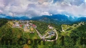 Khung cảnh mây mù trước Khách sạn 9 Gian Mẫu Sơn