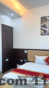 Khu vực lễ tân khách sạn Nguyễn Gia phục vụ theo phong cách địa phương