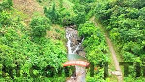 Không gian khách sạn bình dân tập trung vào nghỉ ngơi, không có hồ bơi hay spa