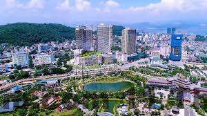 Hồ bơi trong nhà tại Mường Thanh Luxury Ha Long Centre phù hợp cho gia đình