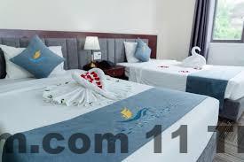 Khu vực lễ tân Hạ Long Park Hotel với nhân viên phục vụ