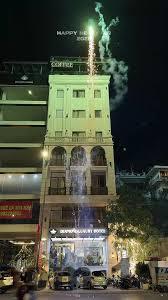 Khu vực đường 25 Tháng 4 nơi Diamond Luxury Hotel Hạ Long tọa lạc, đông đúc và nhiều hàng quán