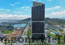 Khu vực lễ tân nhỏ gọn tại Anh Tan Hotel Hạ Long