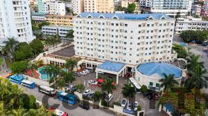 Quầy lễ tân Hotel Mersuites Hạ Long với nhân viên thân thiện và hỗ trợ khách tốt